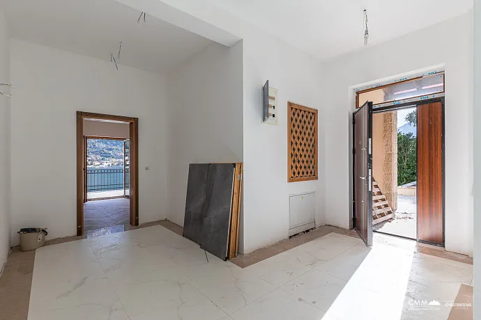 Eine luxuriöse dreistöckige Villa in erster Meereslinie in Kotor